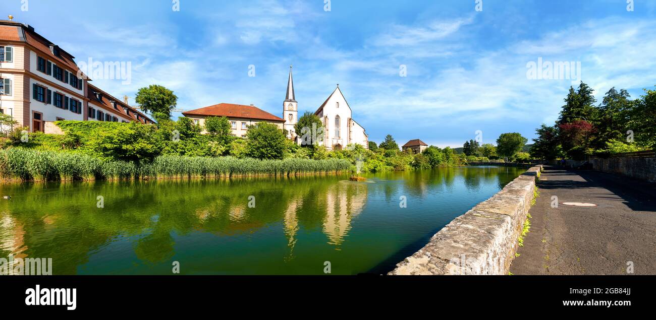 Teich mit Blick auf die katholische Pfarrkirche in Hammelburg-Bayern Stockfoto