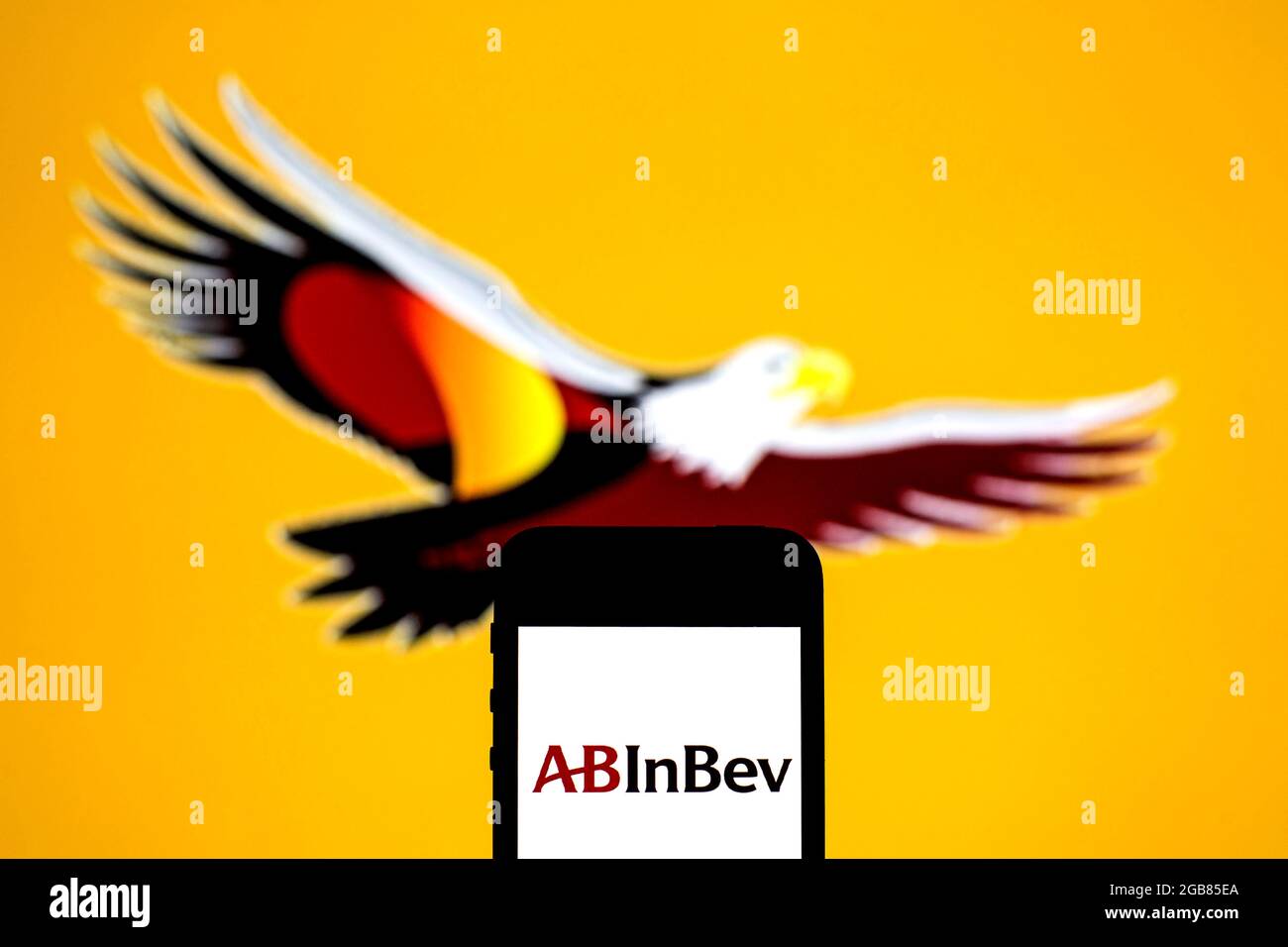 Barcelona, Katalonien, Spanien. Juli 2021. In dieser Abbildung ist ein Anheuser-Busch InBev Logo auf einem Smartphone mit einem Anheuser-Busch InBev Logo im Hintergrund zu sehen. (Bild: © Thiago Prudencio/DAX via ZUMA Press Wire) Stockfoto