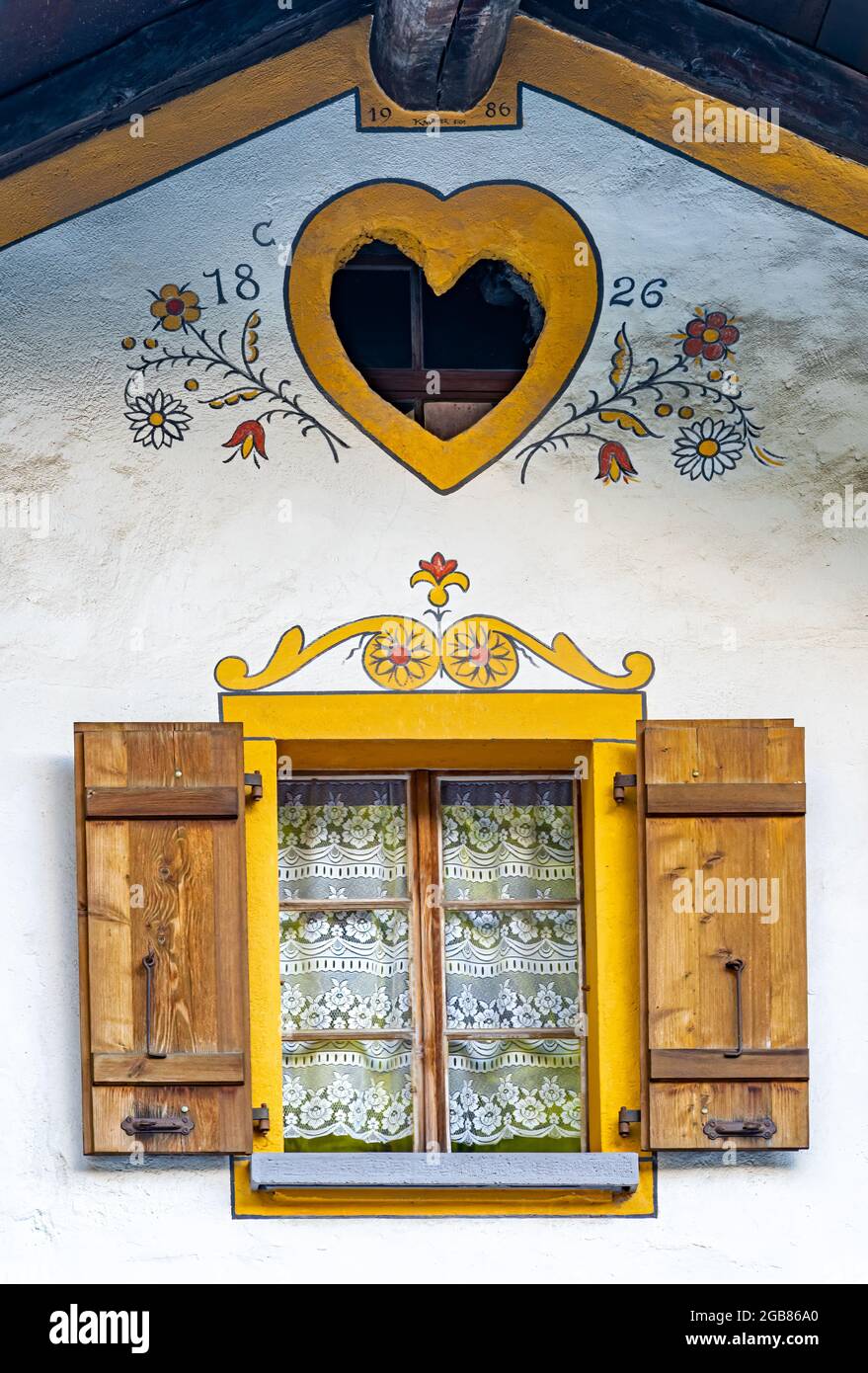 Fenster und malerische Dekoration des traditionellen alten Hauses in  Evolene, einem Dorf im Tal von Herens im französischsprachigen Teil des  Kantons Stockfotografie - Alamy