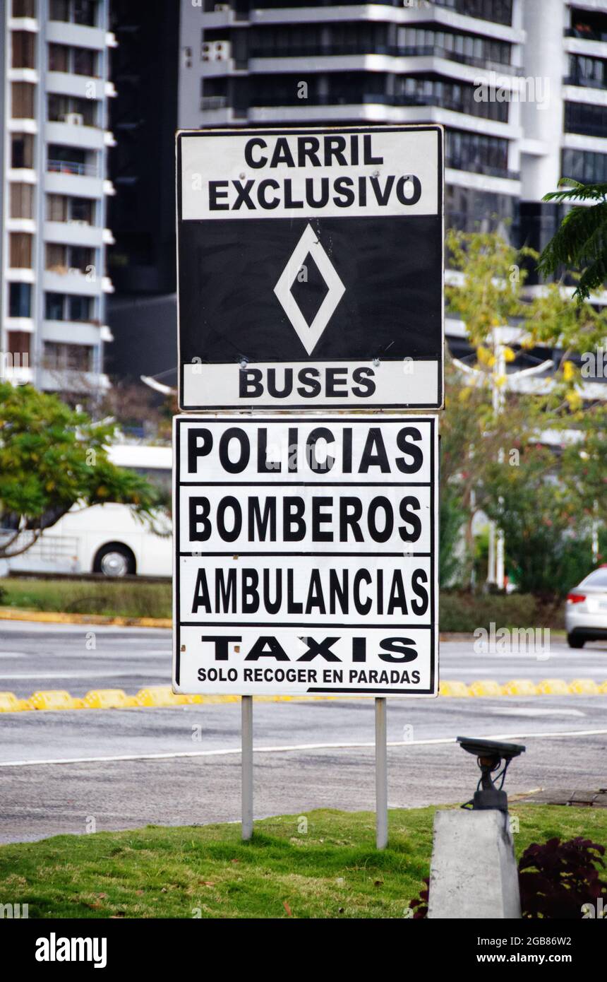Straßenschild in Panama-Stadt, das die eingeschränkte Nutzung der Fahrspuren für Taxis, Polizei, Krankenwagen, Busse und Fie-Dienste umreißt. Stockfoto