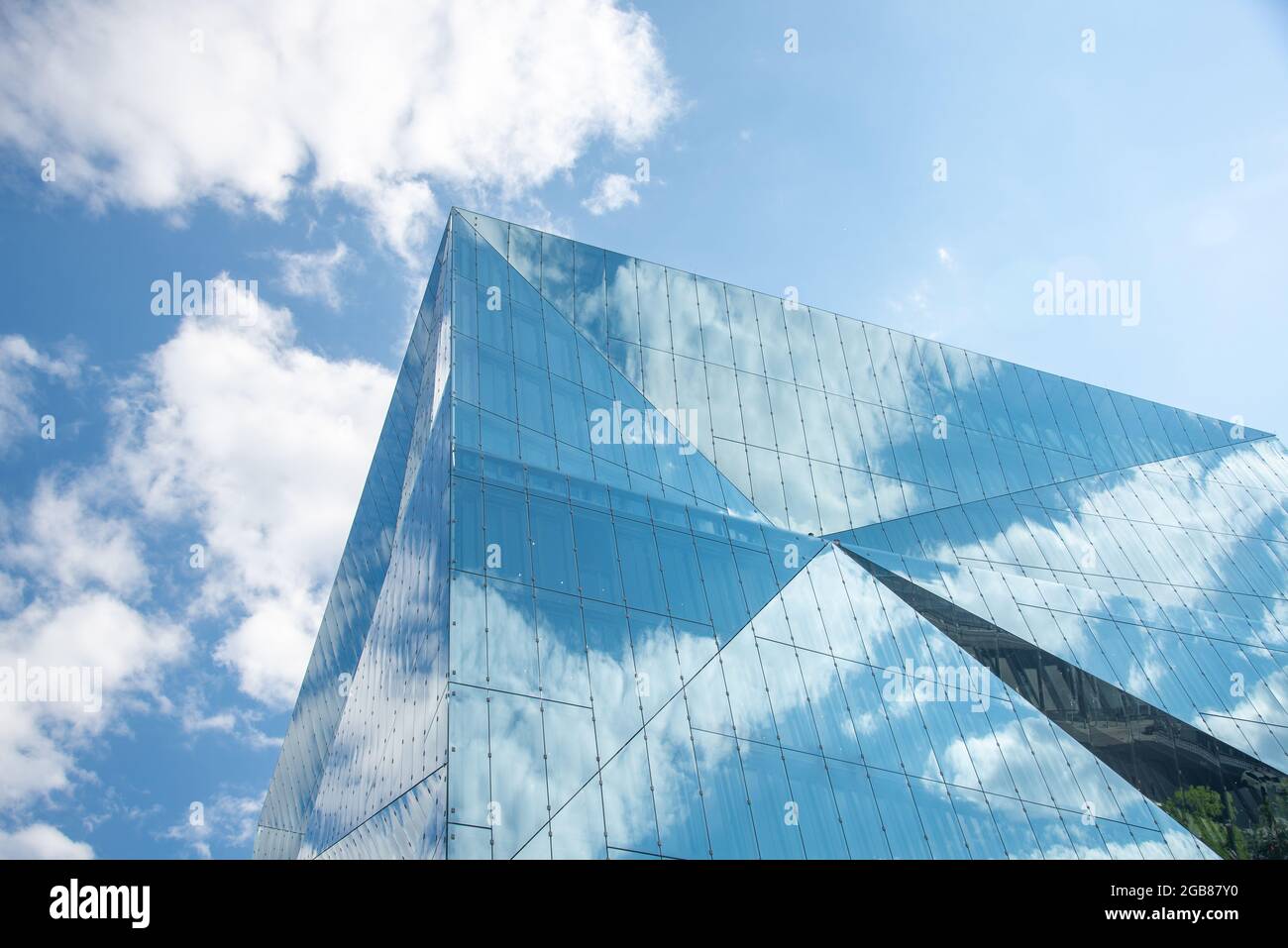 Berühmtes Cube-Gebäude am Hauptbahnhof in Berlin, Deutschland Stockfoto