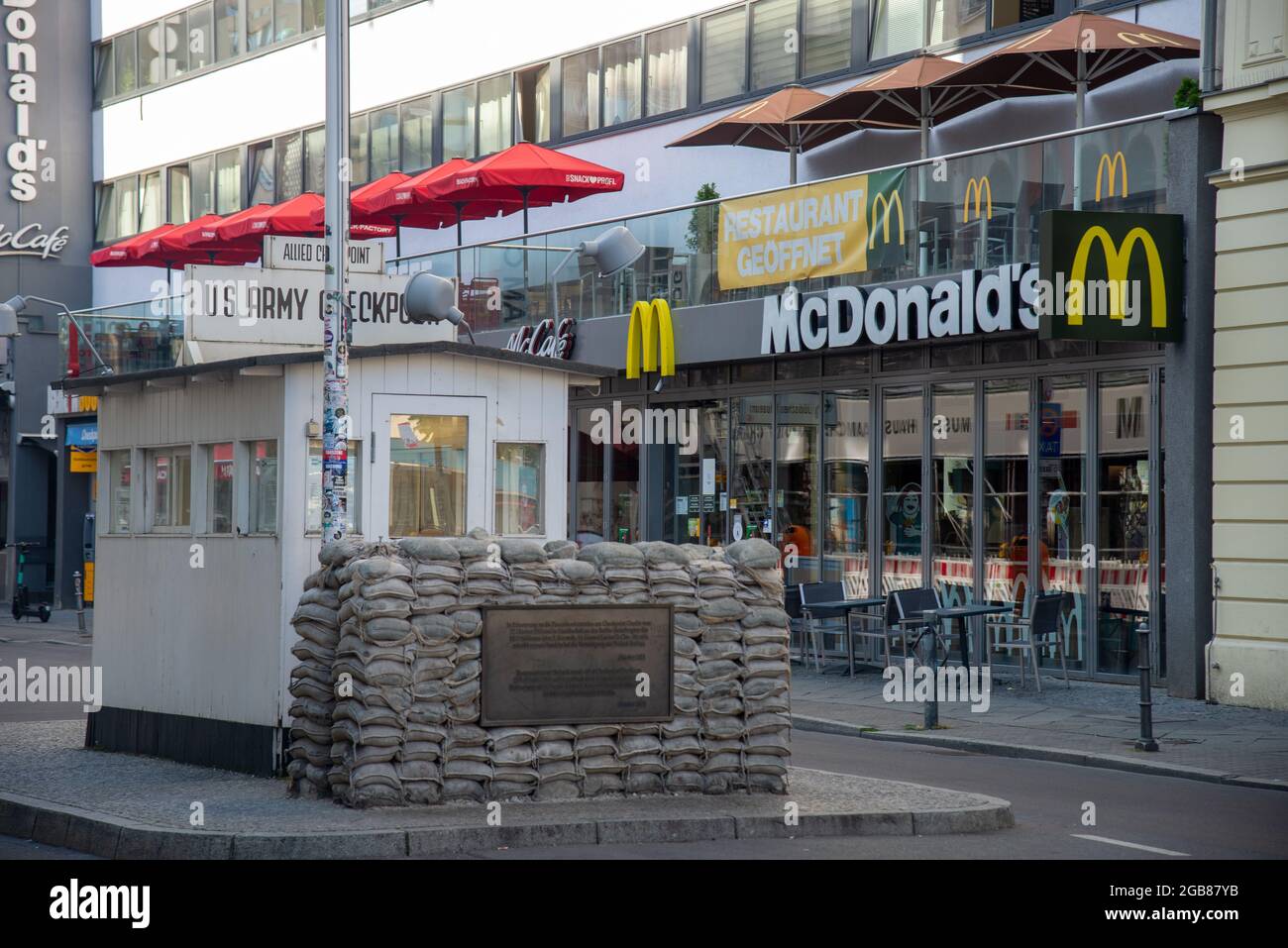 Checkpoint Charlie und McDonalds in Berlin, Deutschland Stockfoto