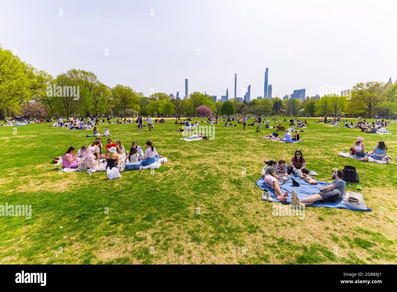 Die Menschen entspannen sich im Central Park inmitten der Pandemie von COVID-19 in NYC. Stockfoto
