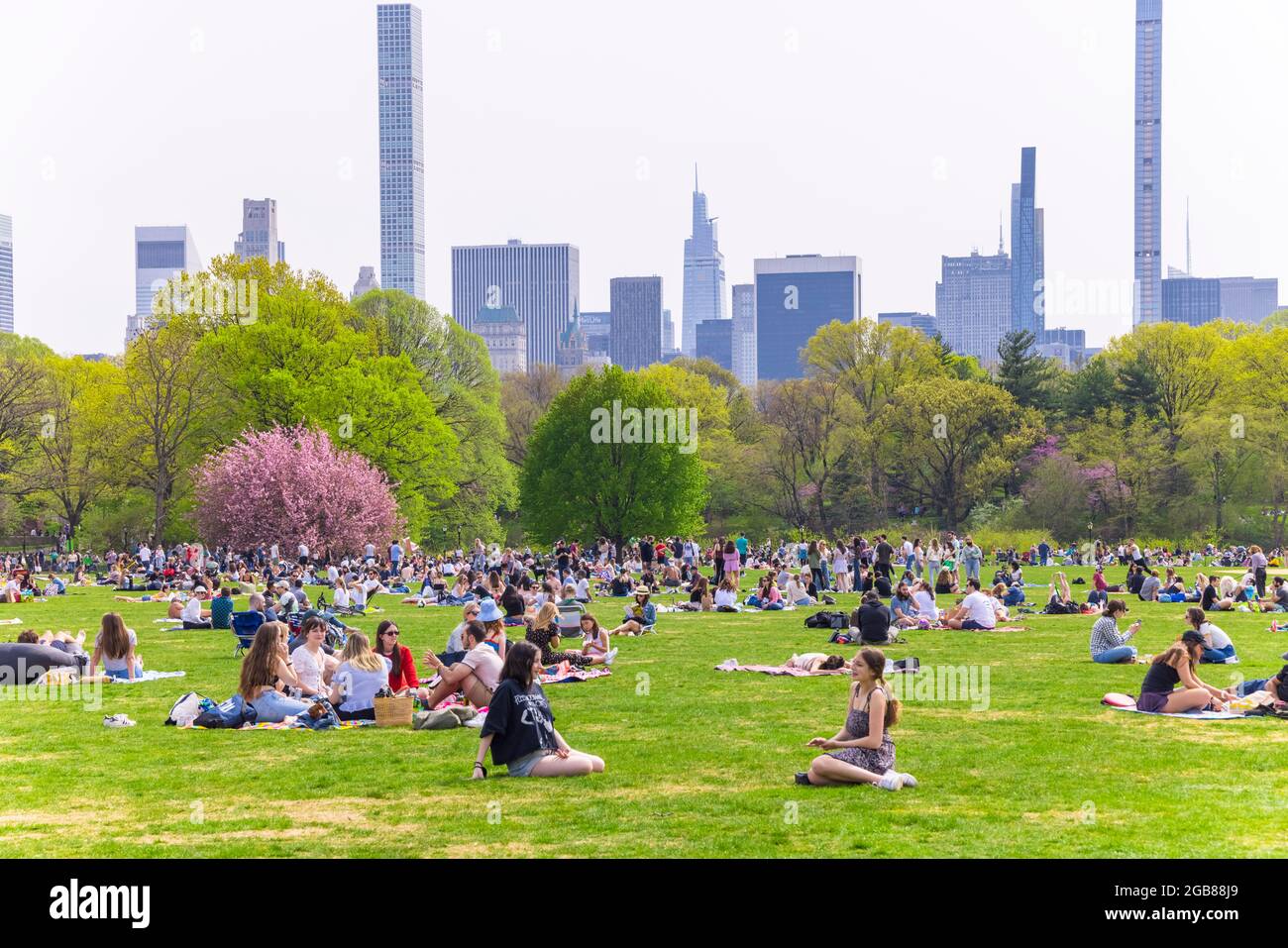 Die Menschen entspannen sich im Central Park inmitten der Pandemie von COVID-19 in NYC. Stockfoto