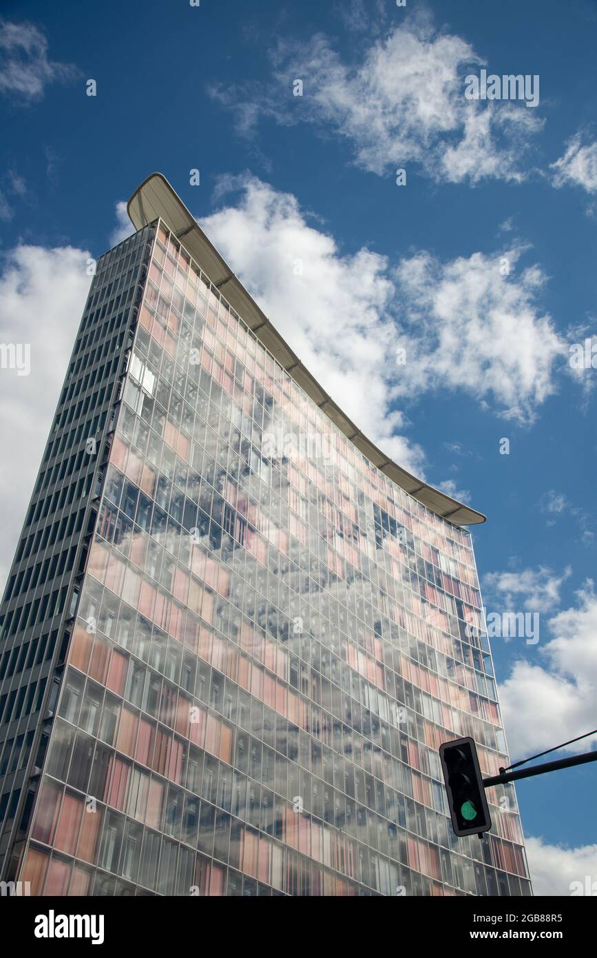 Spiegelung von Wolken im Hochhaus in Berlin, Deutschland Stockfoto