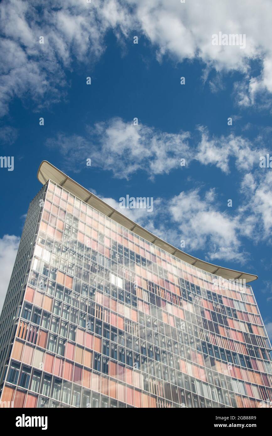 Spiegelung von Wolken im Hochhaus in Berlin, Deutschland Stockfoto
