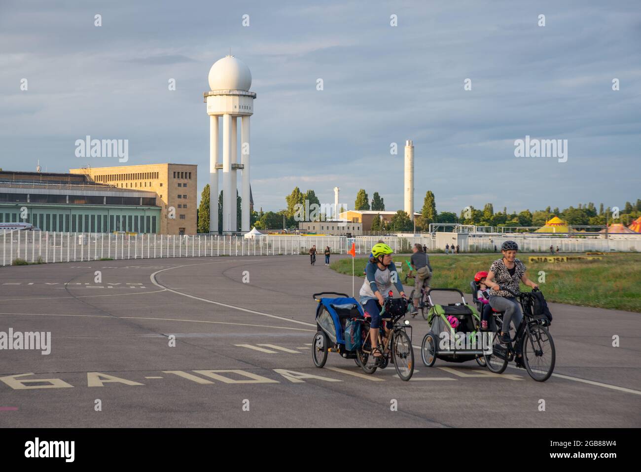 Radfahrer am ehemaligen Flughafen Tempelhof in Berlin, Deutschland Stockfoto