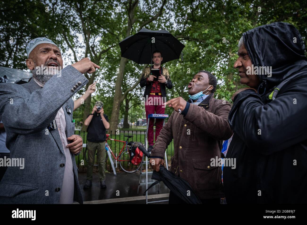 Die Debatten und Reden werden in der Speakers' Corner im Hyde Park in der Woche nach einem mutmaßlichen islamistischen Angriff auf einen regulären christlichen Prediger fortgesetzt. London, Großbritannien. Stockfoto