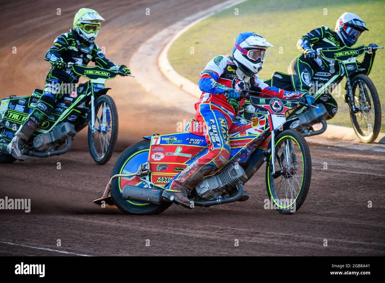 MANCHESTER UK Simon Lambert vor Jake Allen (Weiß) und Paul starke (Gelb) während des SGB Premiership-Matches zwischen Belle Vue Aces und Ipswich Witches am Montag, den 2. August 2021 im National Speedway Stadium in Manchester. (Kredit: Ian Charles | MI News) Kredit: MI News & Sport /Alamy Live News Stockfoto