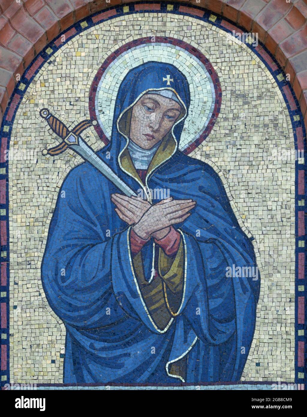 WIEN, AUSTIRA - 5. JULI 2021: Das Mosaik der Maria der Trauer an der Fassade der St. Antonius Kirche von Anfang 20. Jh. Stockfoto