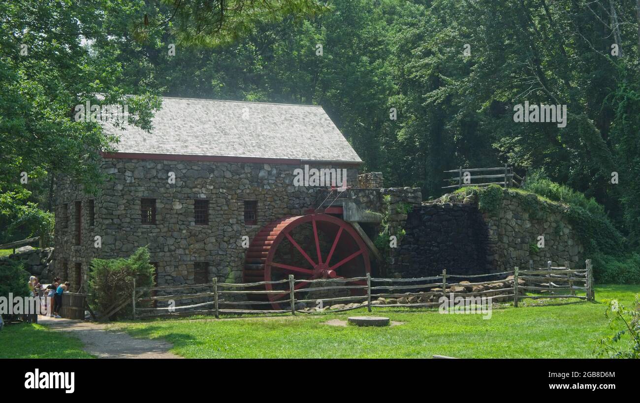 26. Juli 2021 Sudbury, MA. Die Sudbury Grist Mill, Teil der Wayside Inn Historical Site. Die ursprüngliche Mühle wurde 1740 gebaut Stockfoto