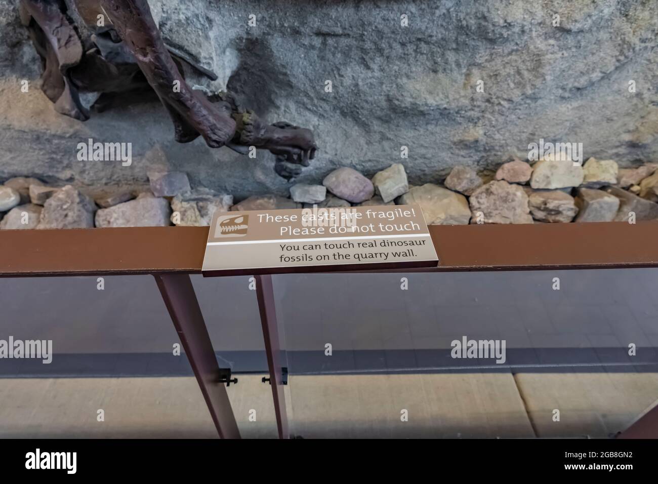 Schild mit Warnung vor Fragilität der Abgüsse in der Steinbruch-Ausstellungshalle im Dinosaur National Monument an der Grenze zwischen Utah und Colorado, USA Stockfoto