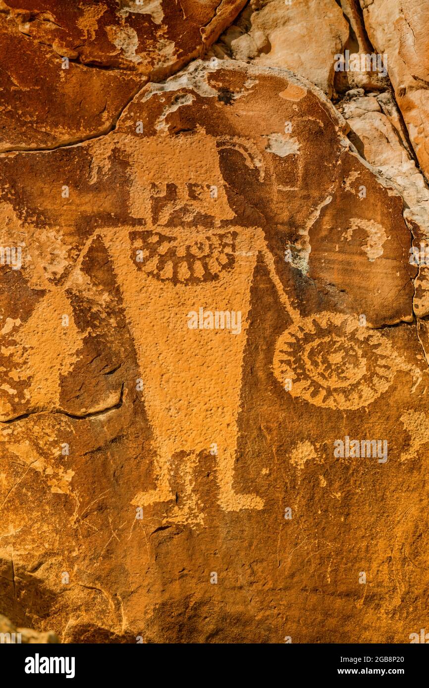 Spektakuläre Tafel einer stilisierten menschlichen Figur auf der McKee Spring Petroglyph Site, Dinosaur National Monument an der Grenze zwischen Utah und Colorado, USA [farbige Anzeige Stockfoto