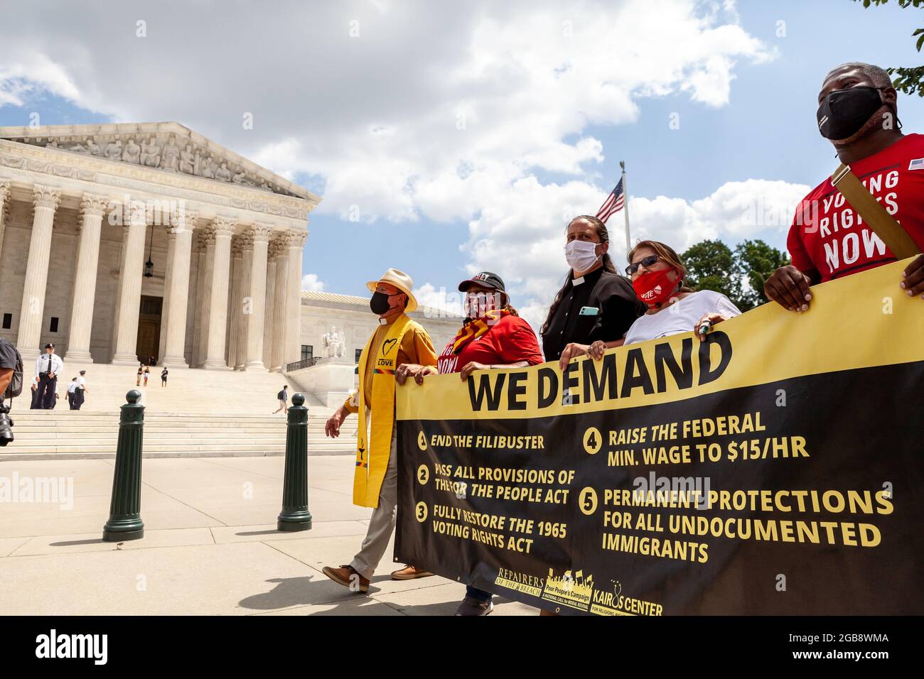 Washington, DC, USA, 2. August 2021. Im Bild: Demonstranten tragen ein Transparent am Obersten Gerichtshof, auf dem ihre Forderungen während eines moralischen Montagsmarsches aufgeführt sind: Die Abkehr vom Filibuster, die Annahme des Gesetzes für das Volk, der Schutz der Stimmrechte, die Gewährleistung eines Lebenslohns für Arbeiter und der Schutz von Immigranten ohne Papiere. Die Veranstaltung wurde von der Kampagne der Armen, dem Kairos Center und den Reparaturern der Verletzung gesponsert. Kredit: Allison Bailey / Alamy Live Nachrichten Stockfoto