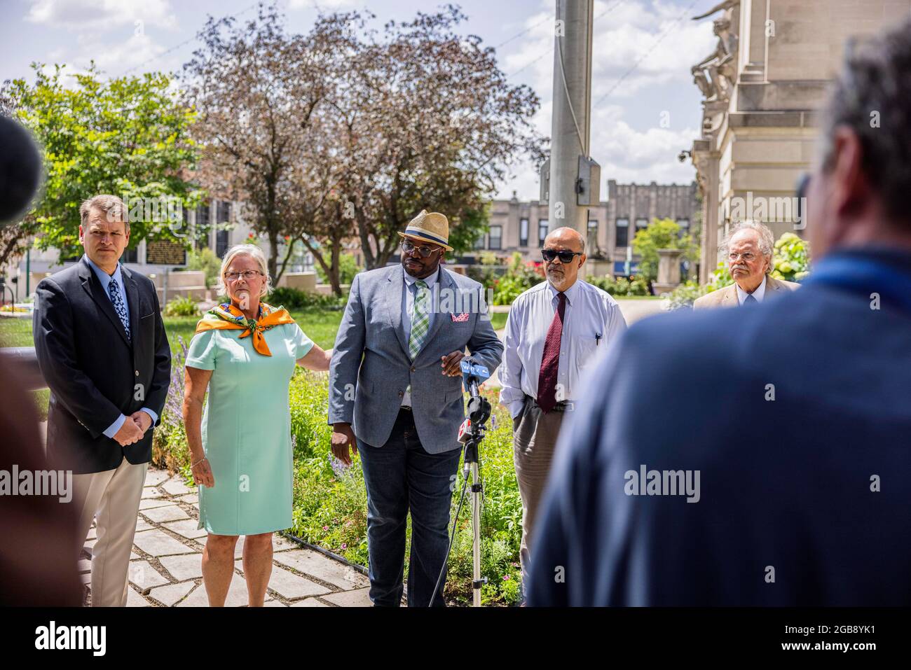 Vauhxx Booker, spricht während einer Pressekonferenz, nachdem ein Spezialanwalt ihn wegen eines Verbrechens und Übertretens über ein Jahr nach dem Angriff am 4. Juli 2020 auf Lake Monroe im Monroe County Courthouse in Bloomington angeklagt hatte. Booker sagte, dass er von hinten von einer Gruppe angegriffen wurde, darunter zwei weiße Männer, die auf einem Video aufgezeichnet wurden, das ihn Angriff. Das Video wurde auf der ganzen Welt gesehen, und die Männer wurden wegen Verbrechen einschließlich Übergriffen angeklagt, aber jetzt hat ein Staatsanwalt auch Vauhxx kartiert, der sagte, der Angriff gegen ihn sei rassistisch motiviert. Booker sagte, nachdem er sich weigerte, den Männern zu vergeben Stockfoto