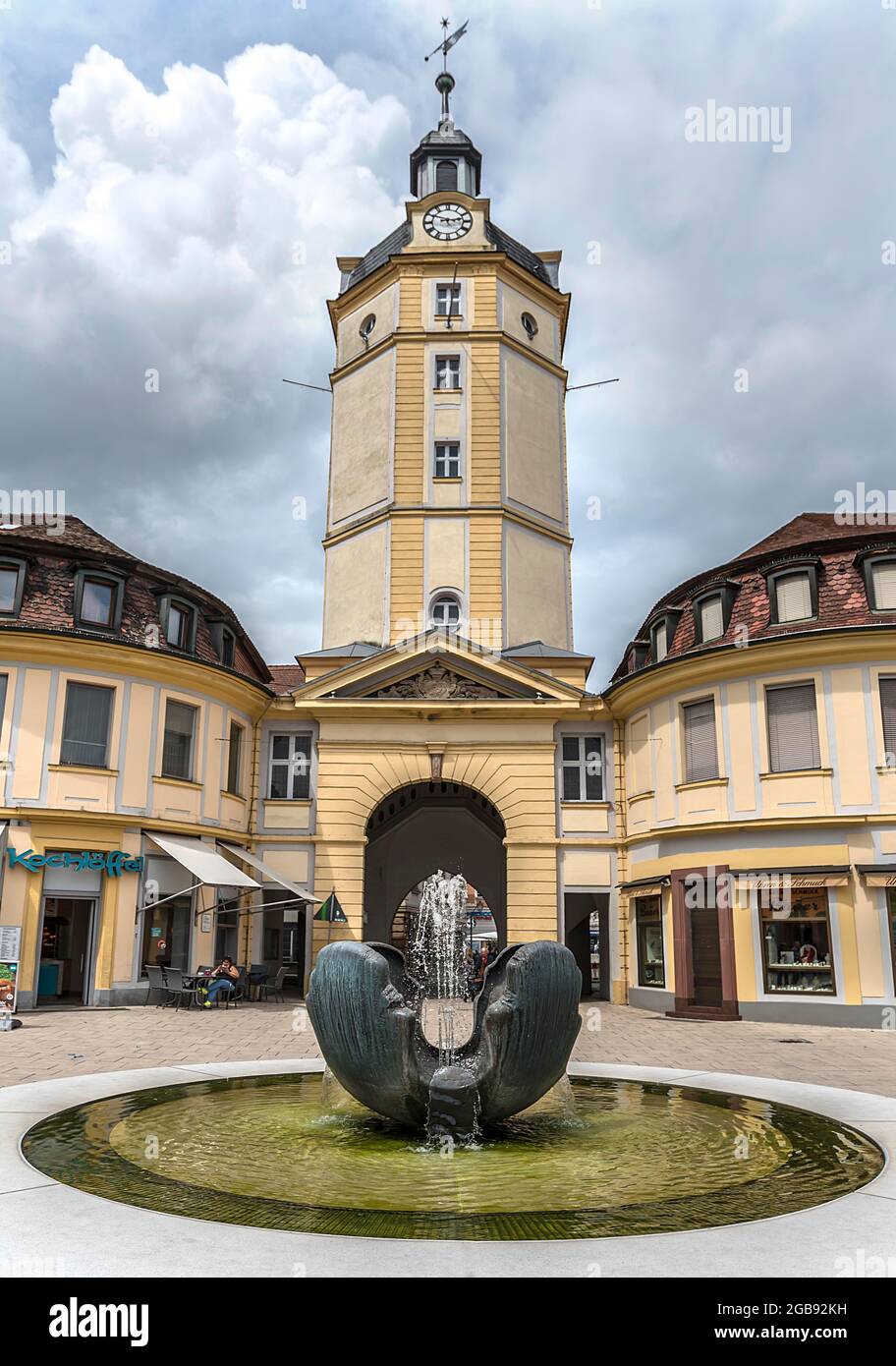 Herrieder Tor, barocker Neubau 1750, vor einem modernen Springbrunnen, Ansbach, Mittelfranken, Bayern, Deutschland Stockfoto