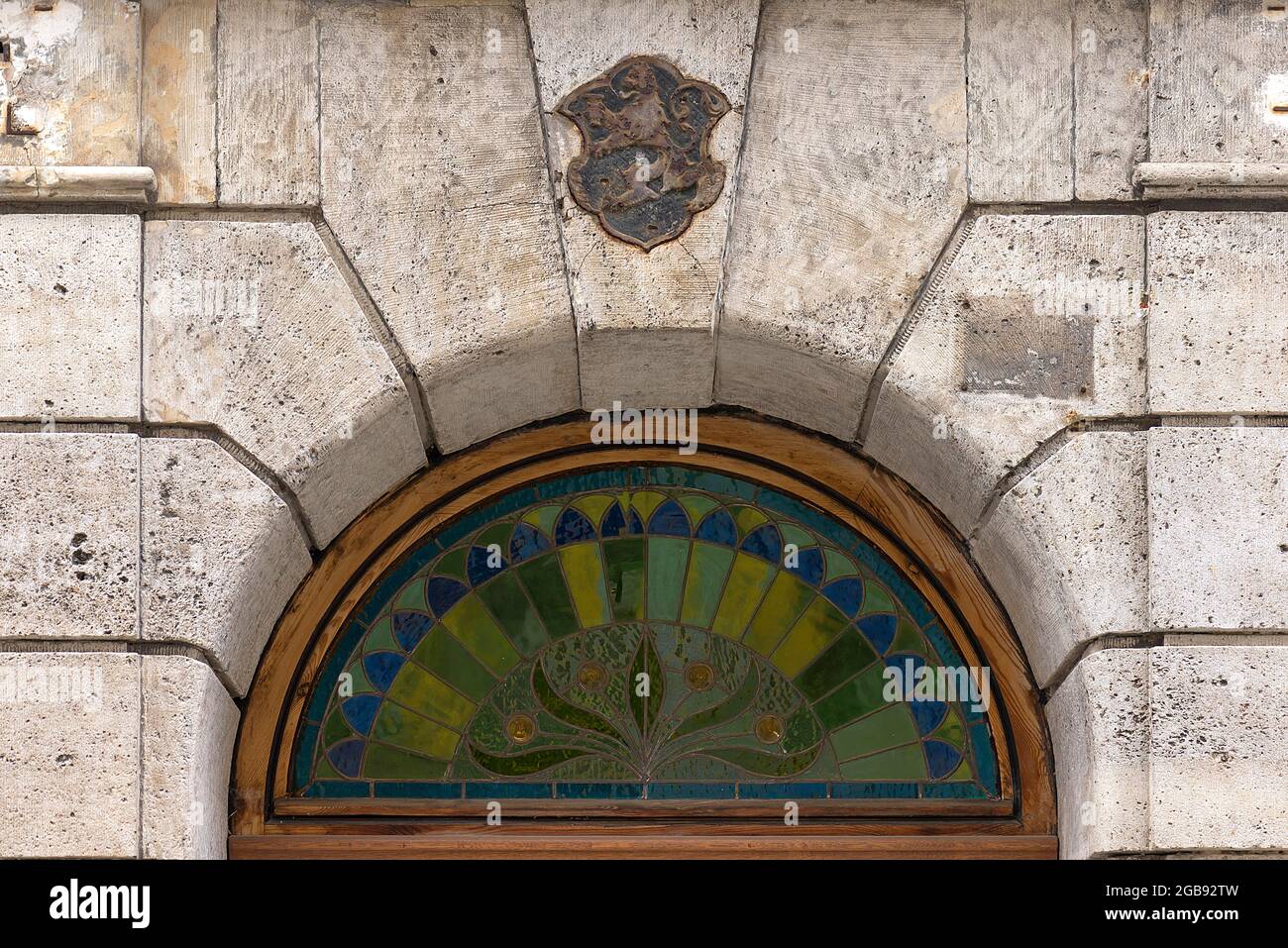 Historischer Türbogen eines Wohn- und Geschäftshauses, 1737, farbiger Türfensterbau Jugendstil um 1900, Ansbach, Mittelfranken, Bayern Stockfoto