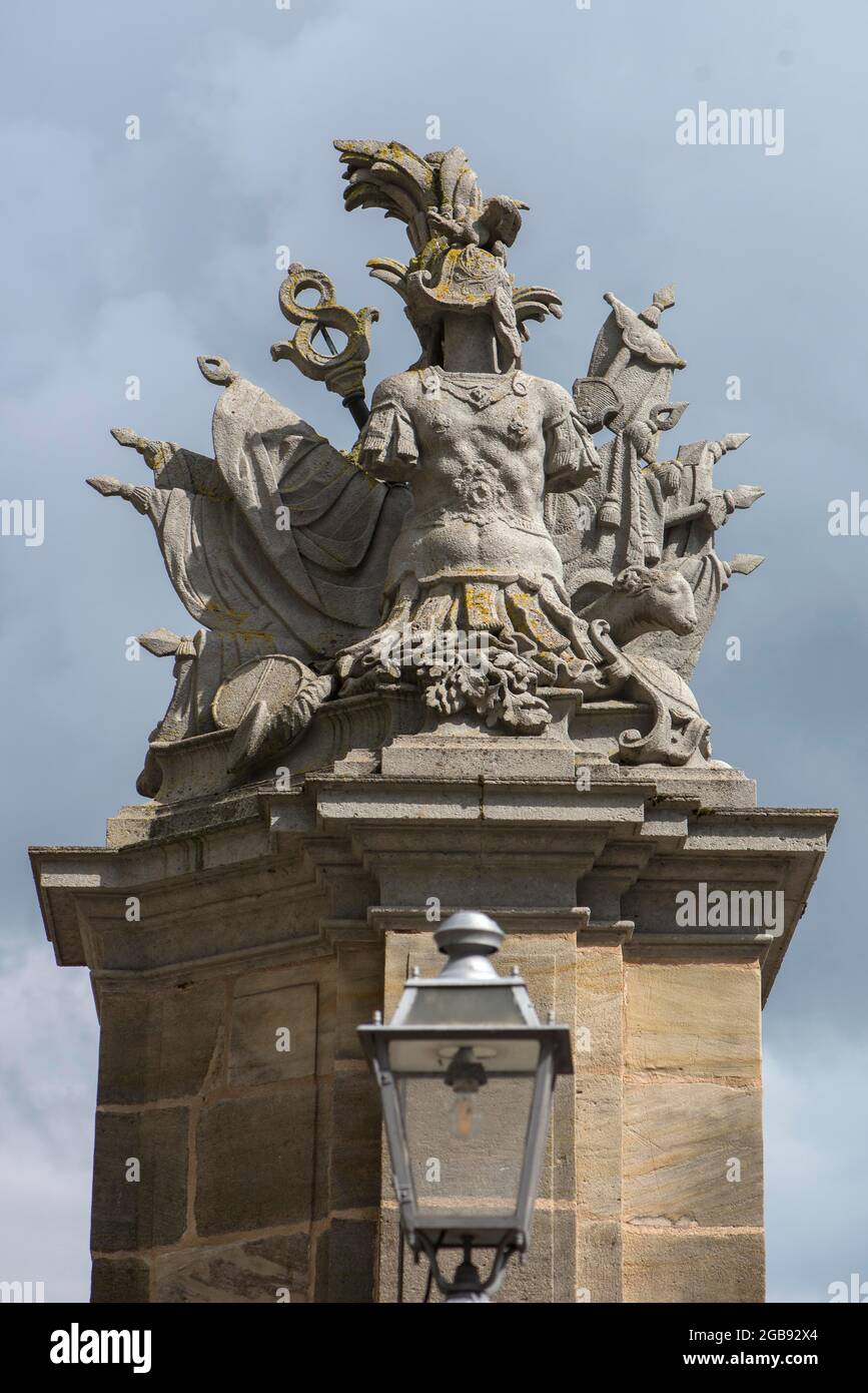 Tropaion, Siegesskulptur bestehend aus Waffen und Rüstungen und Feldemblem, Statdtor vor der Residenz, Ansbach, Mittelfranken, Bayern Stockfoto