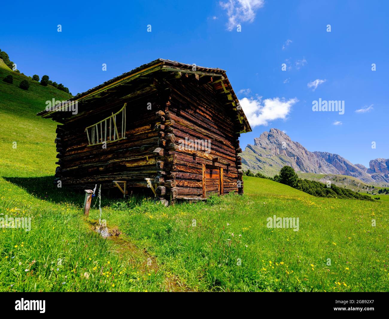 Almhütte, hinter den Geislergipfeln, Naturpark Puez-Geisler, Dolomiten, Südtirol, Italien Stockfoto