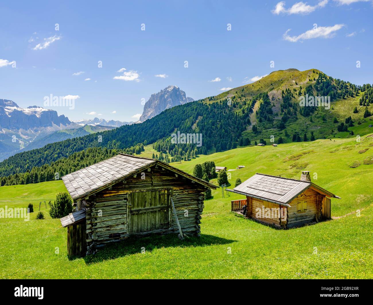 Almhütten, Sellagruppe und Langkofel im Hintergrund, Dolomiten, Südtirol, Italien Stockfoto