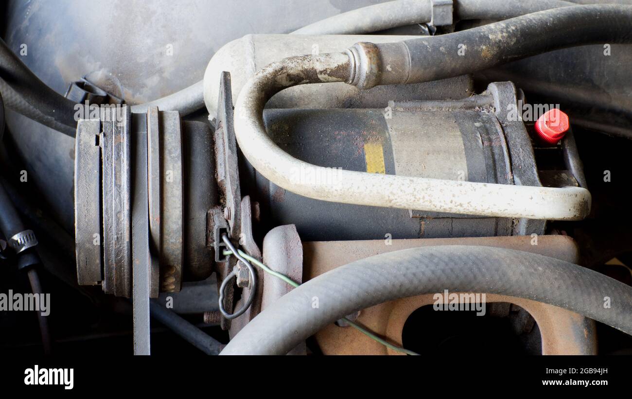 Eine hochwinkelige Ansicht eines Klimakompressors an einem Fahrzeug Stockfoto