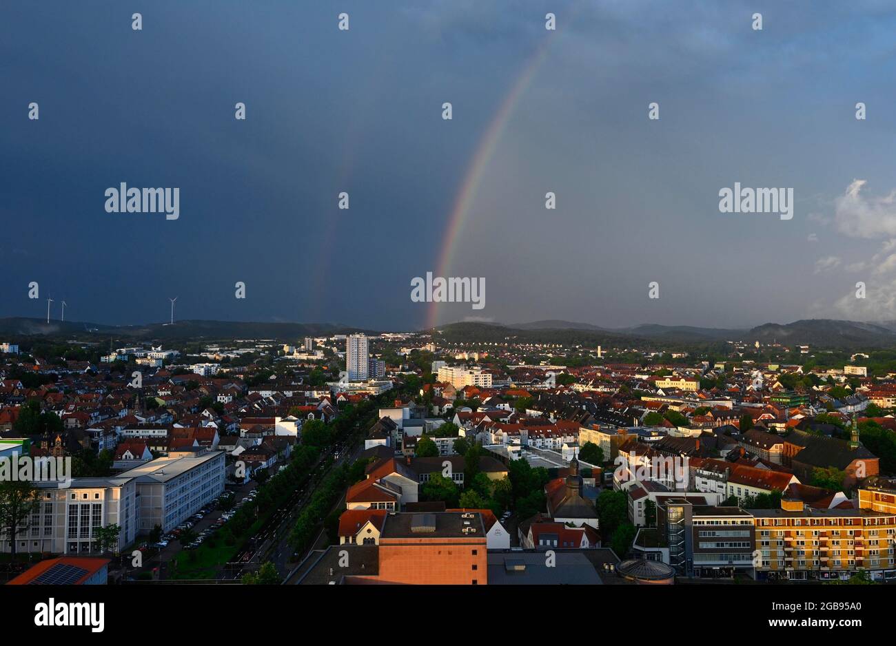 Regenbogen über Kaiserslautern, Rheinland-Pfalz, Deutschland Stockfoto