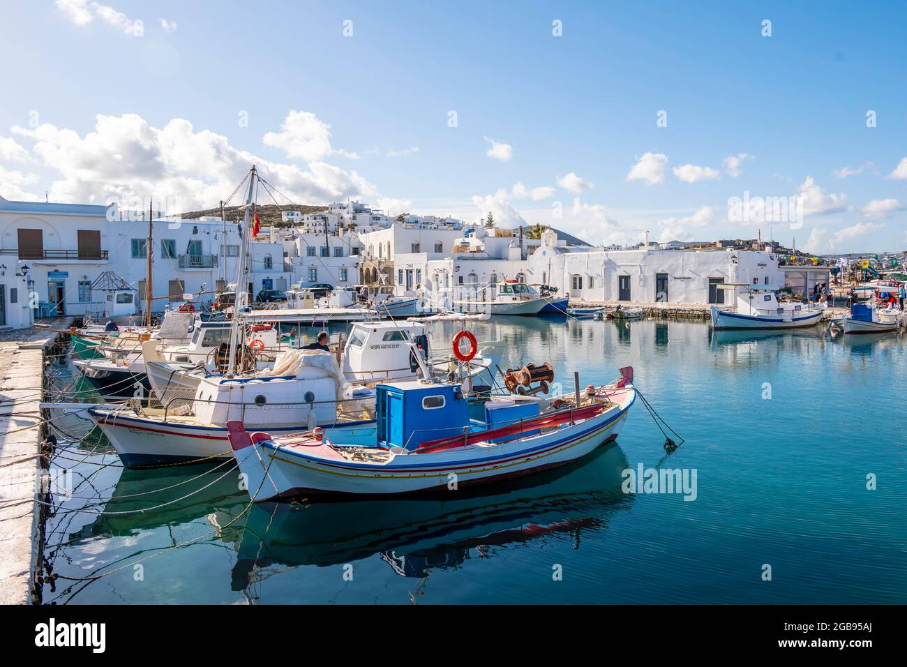 Hafen mit Fischerbooten, Hafenstadt Naoussa, Insel Paros, Kykladen, Griechenland Stockfoto