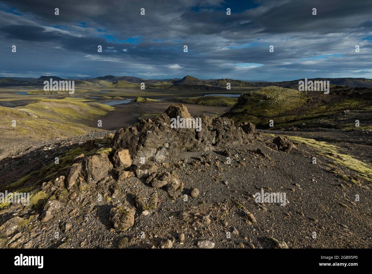 Blick vom Mount Sveinstandur, moosige Hügel, Berge, Fluss Skafta, isländische Highlands, Island Stockfoto