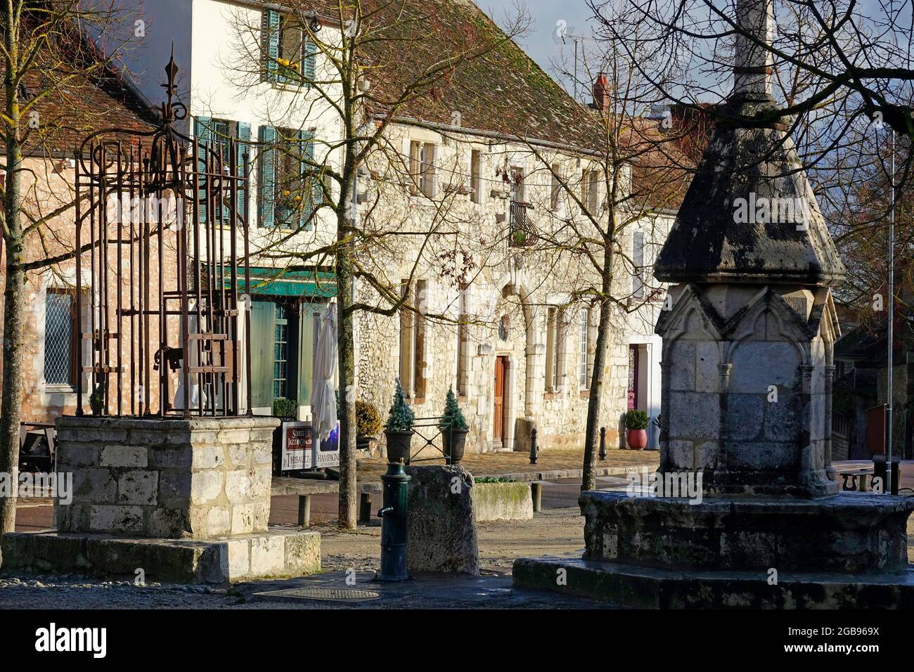 Place du Chatel mit Kreuz und Brunnen, mittelalterliche Stadt Provins, seit 2001 auf der UNESCO-Liste des Weltkulturerbes, seine-et-Marne Stockfoto