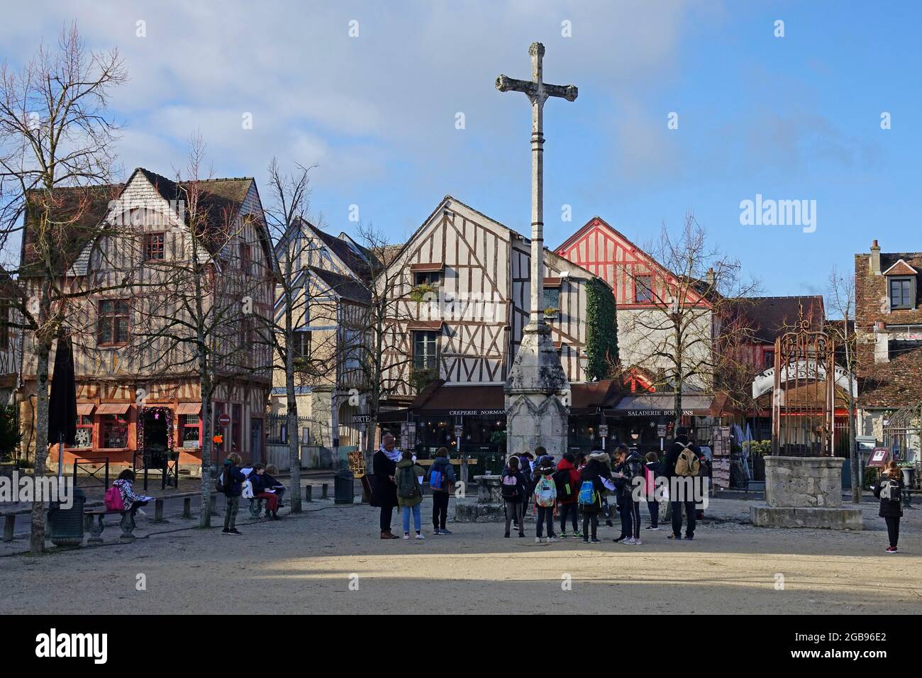 Place du Chatel mit Kreuz- und Fachwerkhäusern, mittelalterliche Stadt Provins, seit 2001 auf der UNESCO-Liste des Weltkulturerbes Stockfoto