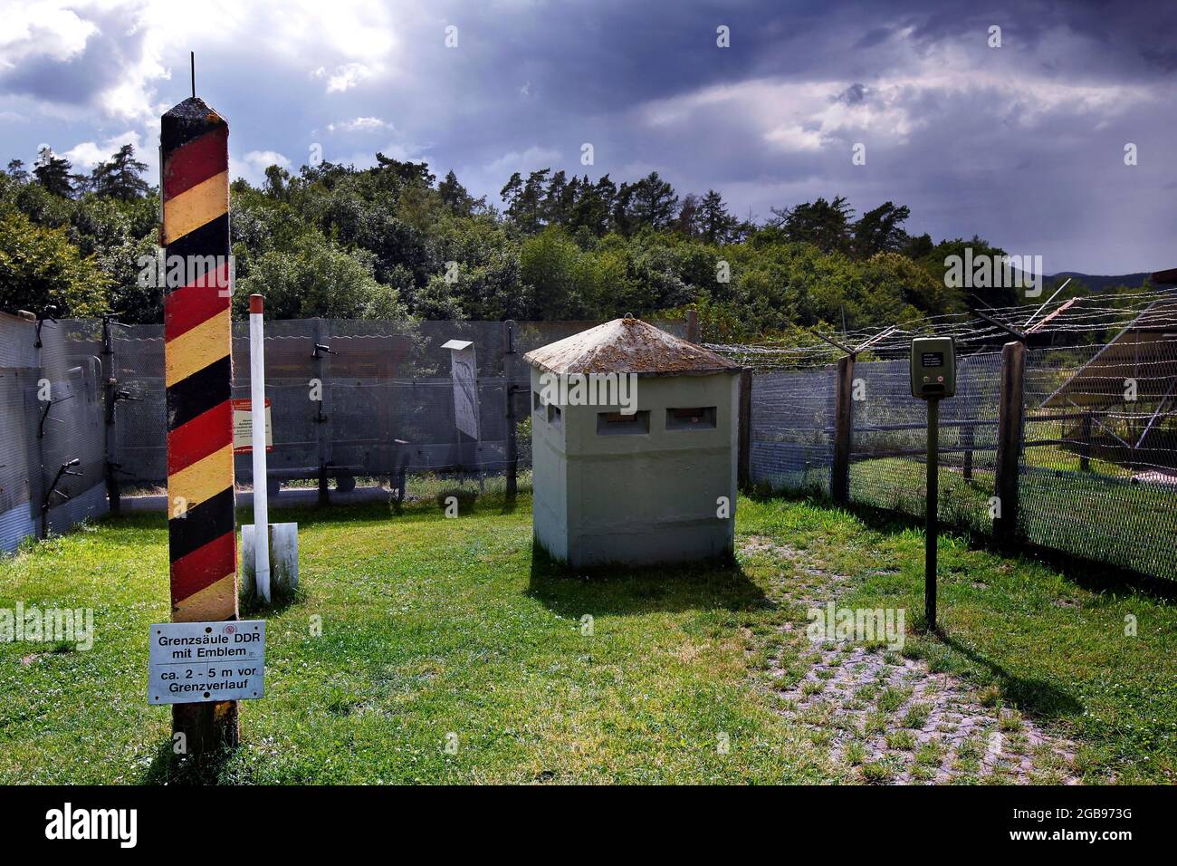 Grenzpfeiler, Grenzposten, Unterstand, Bunker und Grenzzaun, erweiterter Metallzaun, Grenzsignalzaun im Grenzmuseum, ehemals deutsch-deutsch Stockfoto