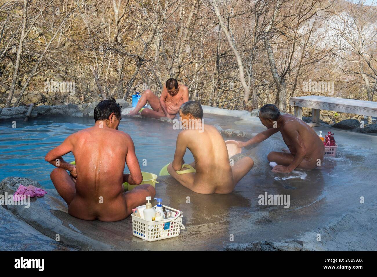 Männer sitzen in einem heißen Wasser-Pool, UNESCO-Weltkulturerbe Shiretoko National Park, Hokkaido, Japan Stockfoto