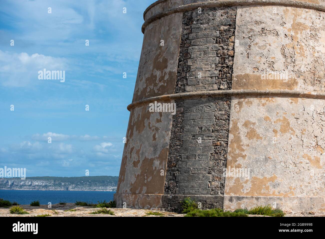 Sonniger Morgen in Torre de sa Punta Prima auf der Insel Formentera, Spanien. Stockfoto