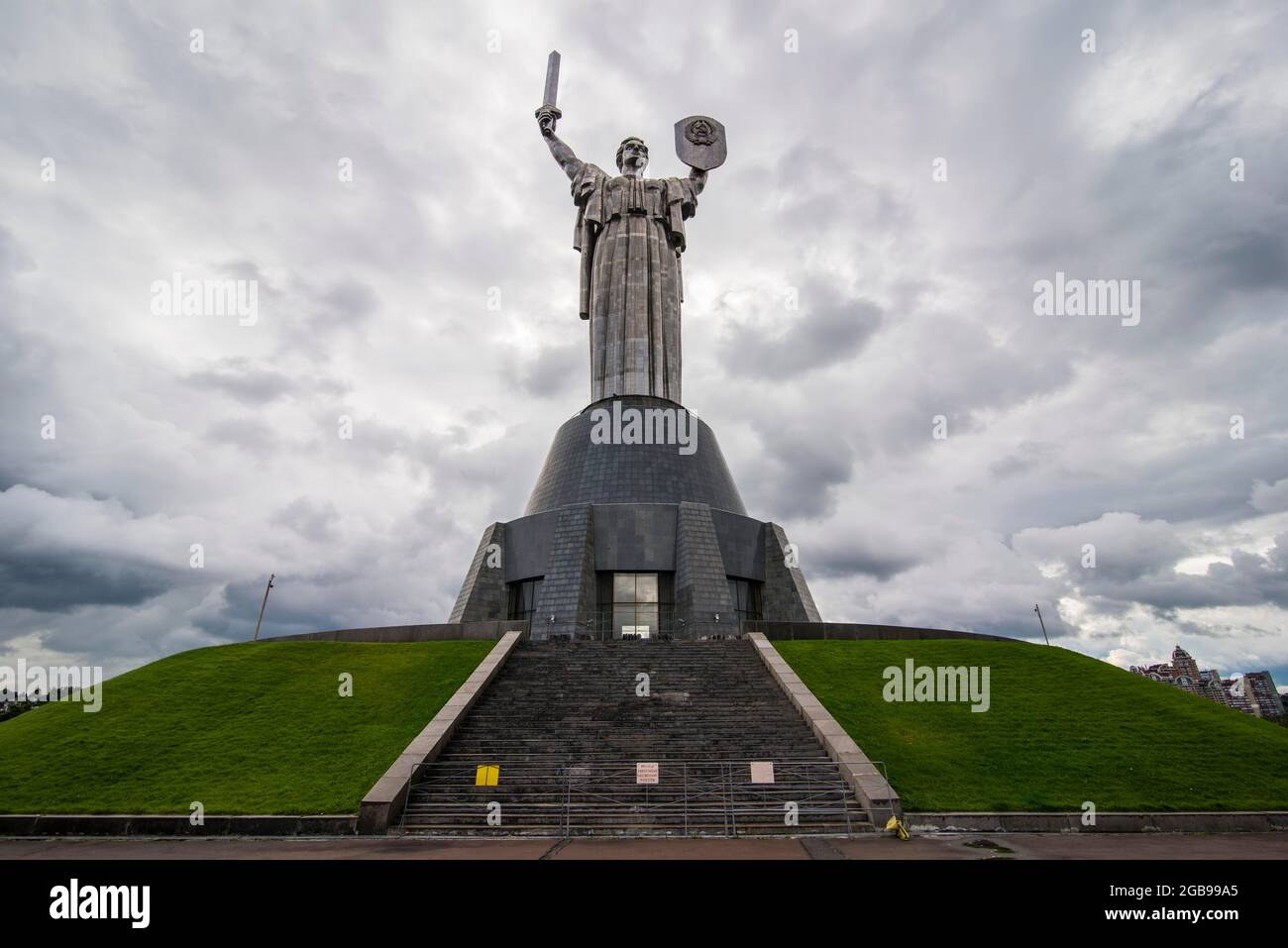 Rodina Mat und das Museum des großen partiotischen Kriegs-Uneneath mit Blick auf Kiew oder Kiew Hauptstadt der Ukraine Stockfoto