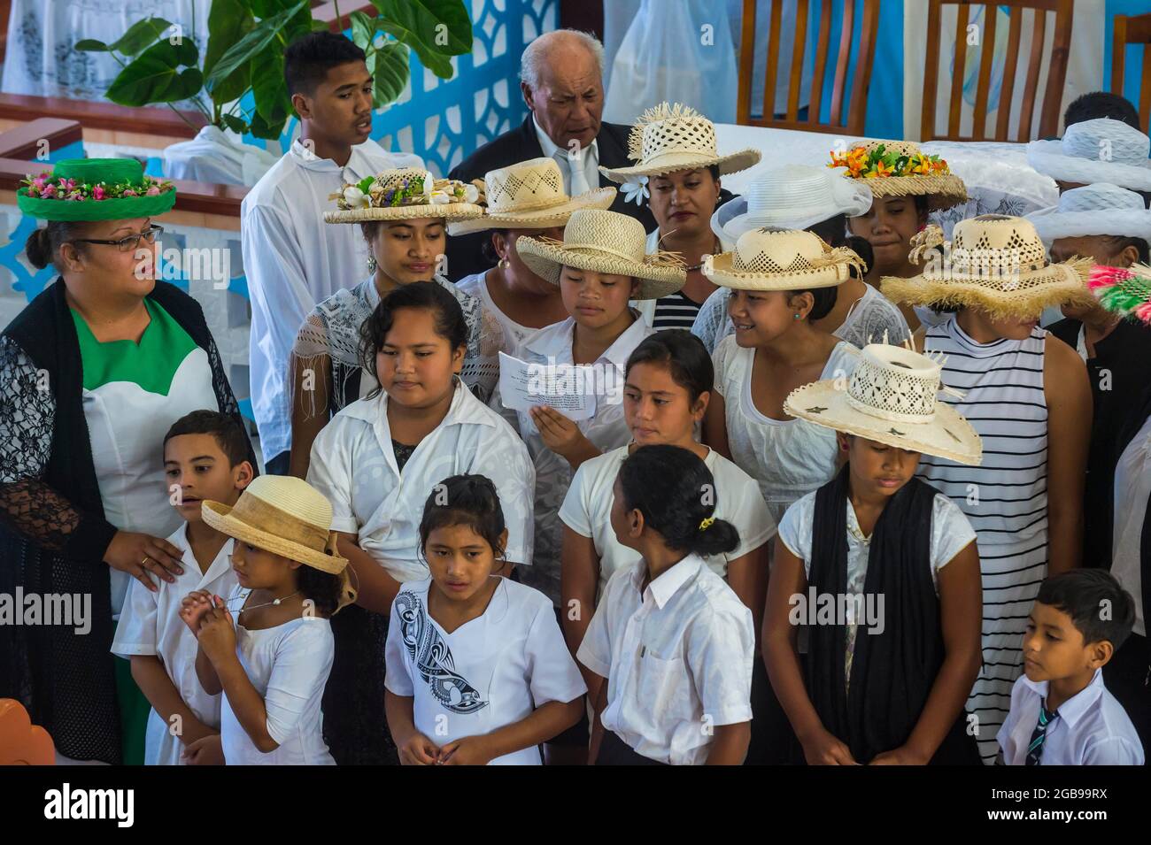 Frauen mit traditionellen Hüten bei einem Gottesdienst, Rarotonga, Rarotonga und den Cook-Inseln Stockfoto