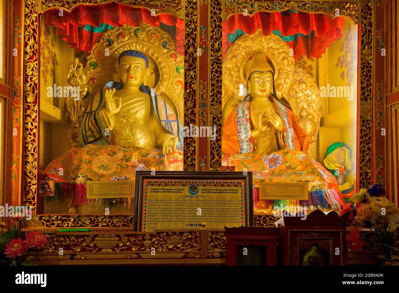 Tibetischer Buddhismus, beleuchtete Buddha-Figuren, Reting Kloster, Berg Gangi Rarwa, Himalaya, Lhundrop County, Zentraltibet, Tibet, China Stockfoto