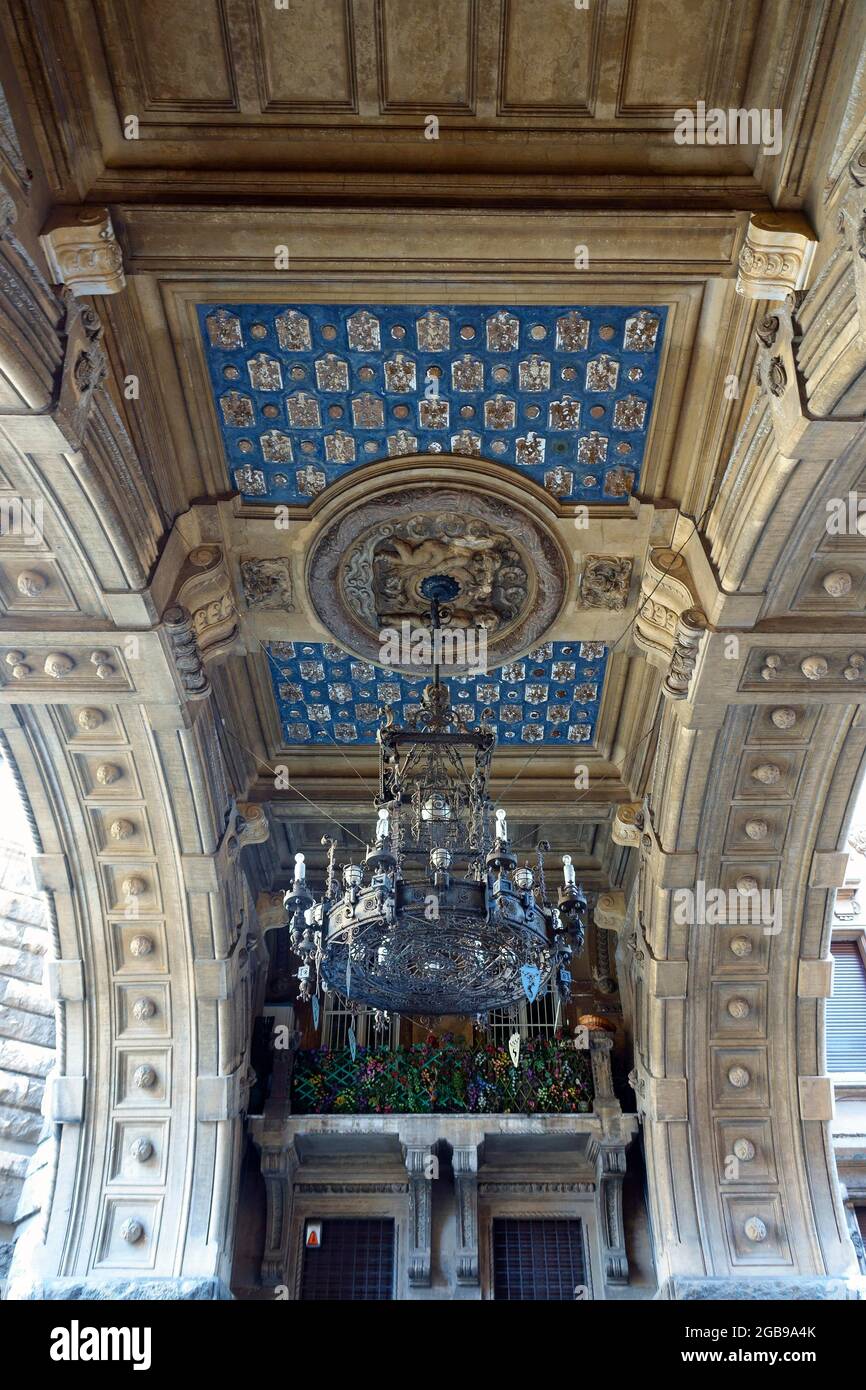 Schmiedeeiserner Kronleuchter, Palazzi degli Ambasciatori Botschaftspaläste mit Torbogen zum Quartiere Coppede, Stadtteil Coppede im Jugendstil, erbaut von Stockfoto