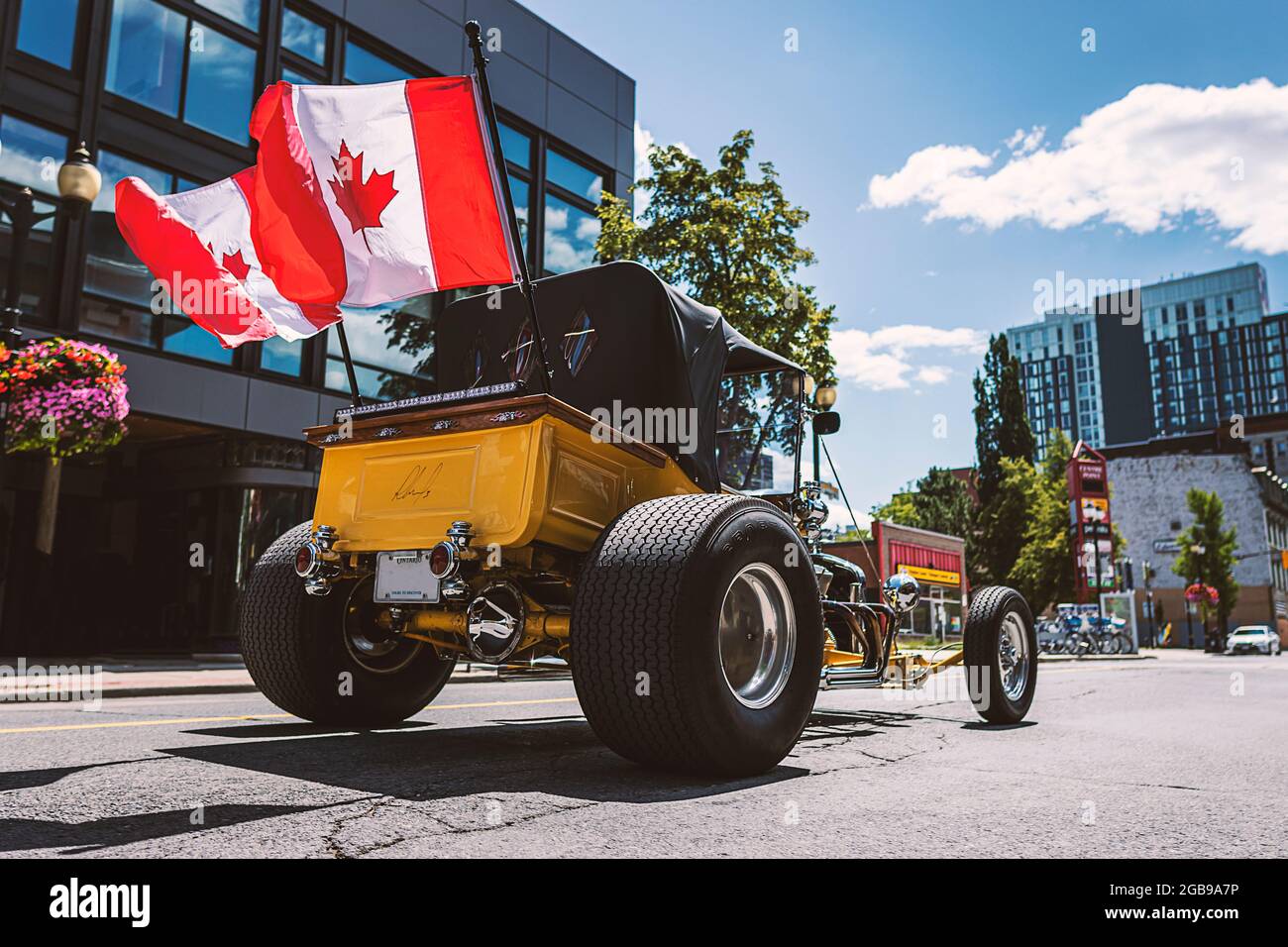 Der gelbe Hot Rod auf der Straße Stockfoto