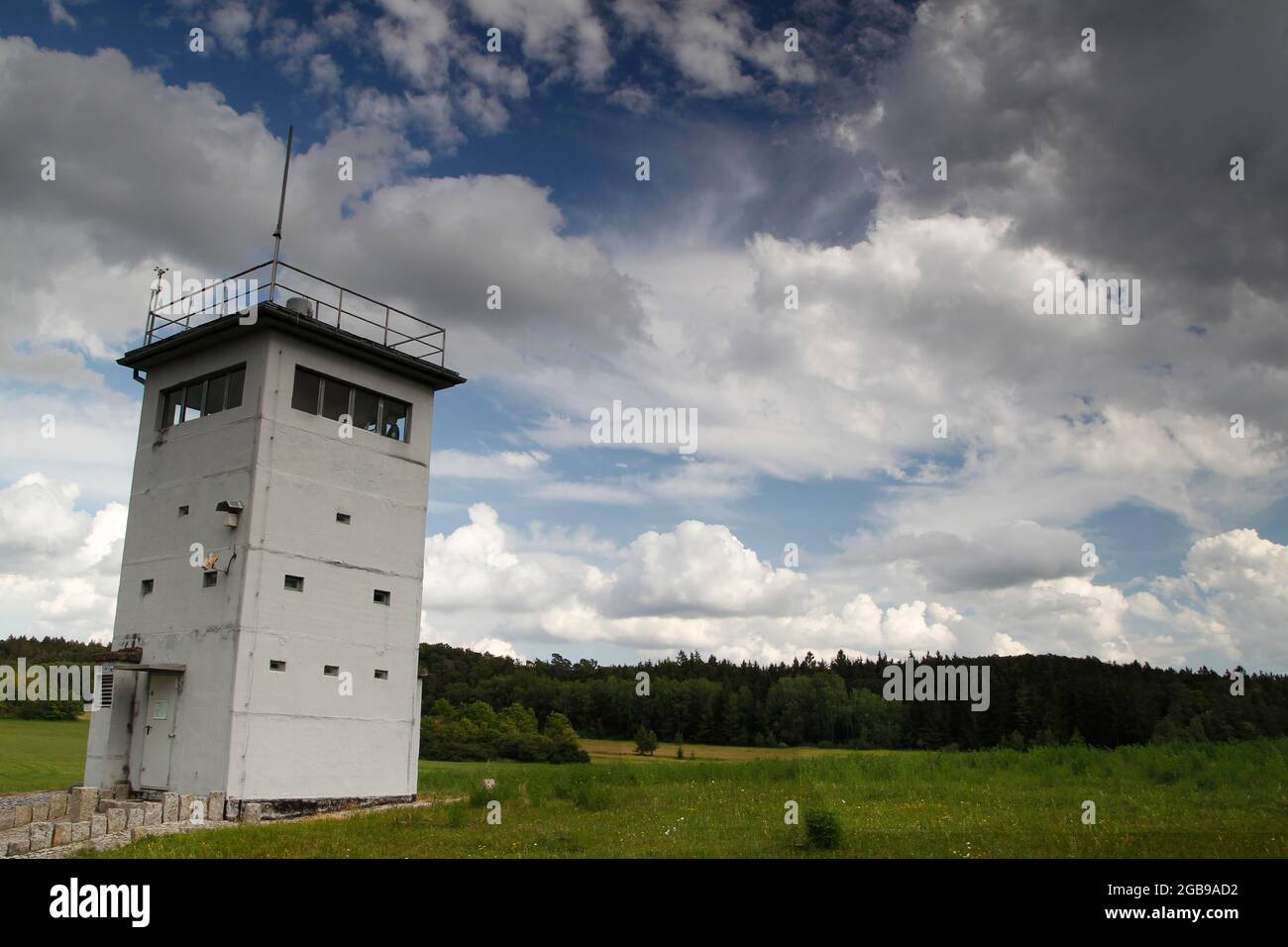 Aussichtsturm der DDR-Grenztruppen, Grenzwachturm, Führungsturm, Säulenpfad, Wanderweg durch Wiesen und Wälder, perforiert Stockfoto