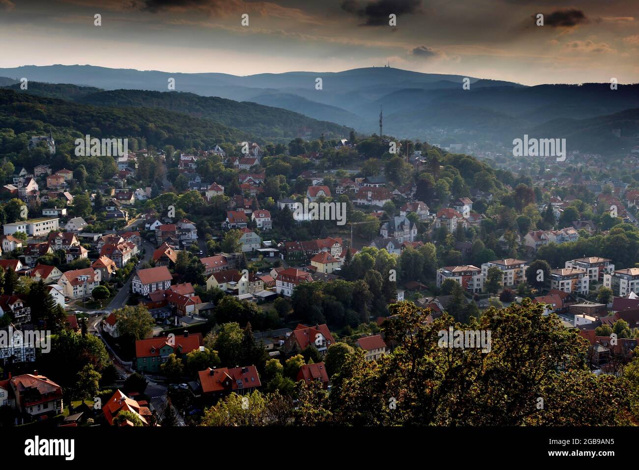 Blick vom Schloss auf die Stadt Werningerode und den Hochharz mit dem Brocken, Harz, Sachsen-Anhalt, Deutschland Stockfoto