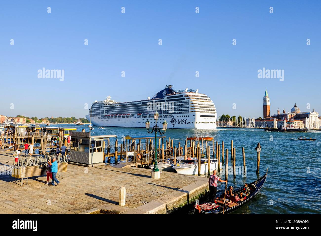 Venedig, Italien. September 2018. Der Linienschiff MSC Poesia fährt den Kanal vor dem Markusplatz hinauf.ab August 2021 dürfen große Kreuzschiffe nicht mehr in der Nähe des Markusplatzes und danach nicht mehr am Giudecca-Kanal vorbeifahren, laut den Behörden verschmutzen sie die Luft und das Wasser, Schäden am Meeresboden und Veränderungen des Ökosystems der Lagune Bisher war dies die Route durch das Herz Venedigs, die von allen Linienschiffen, die in die Lagune eindeifen, einnahm, um jährlich Millionen von Touristen abzuschütten.nach mehreren Monaten Unterbrechung, Die Riesen der Meere hatten bei der T wieder begonnen, Venedig zu durchqueren Stockfoto