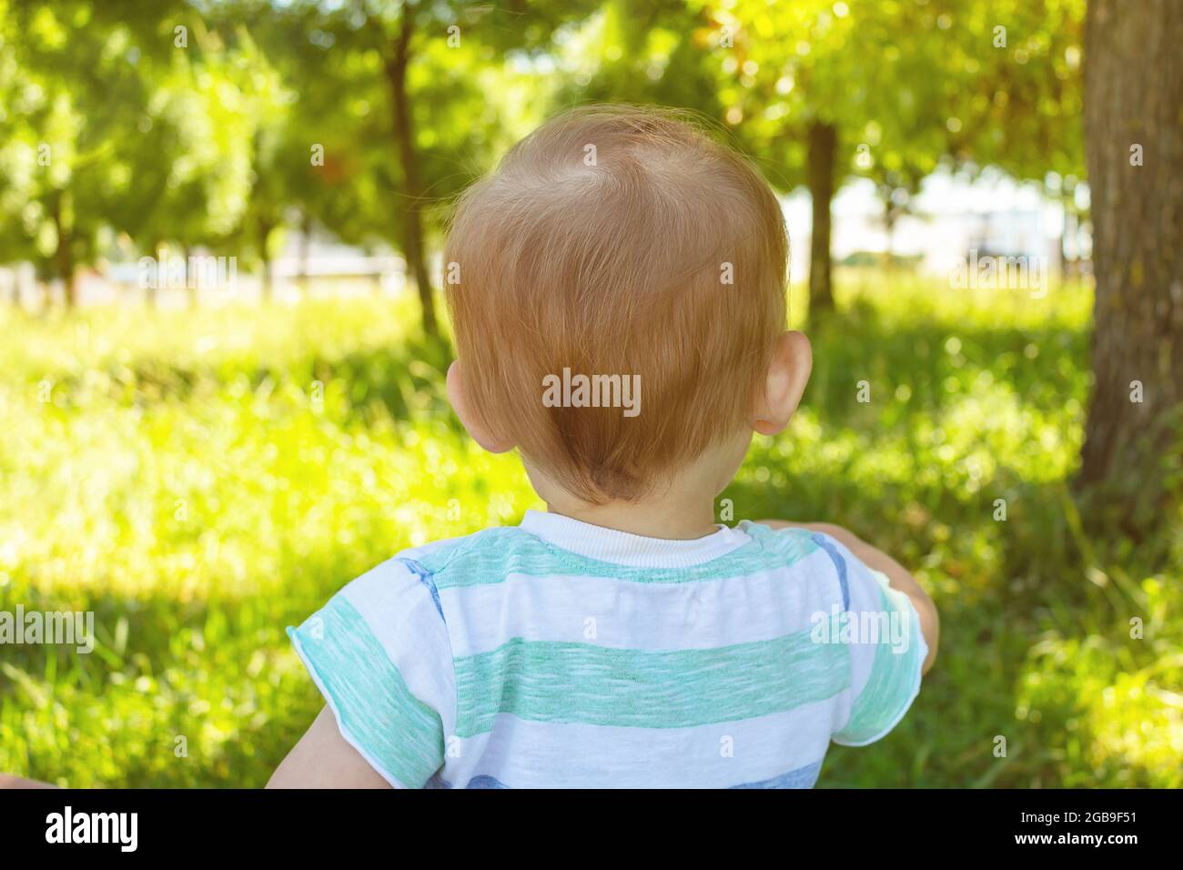 Junge Rückansicht. Schaut in die Ferne. Stockfoto