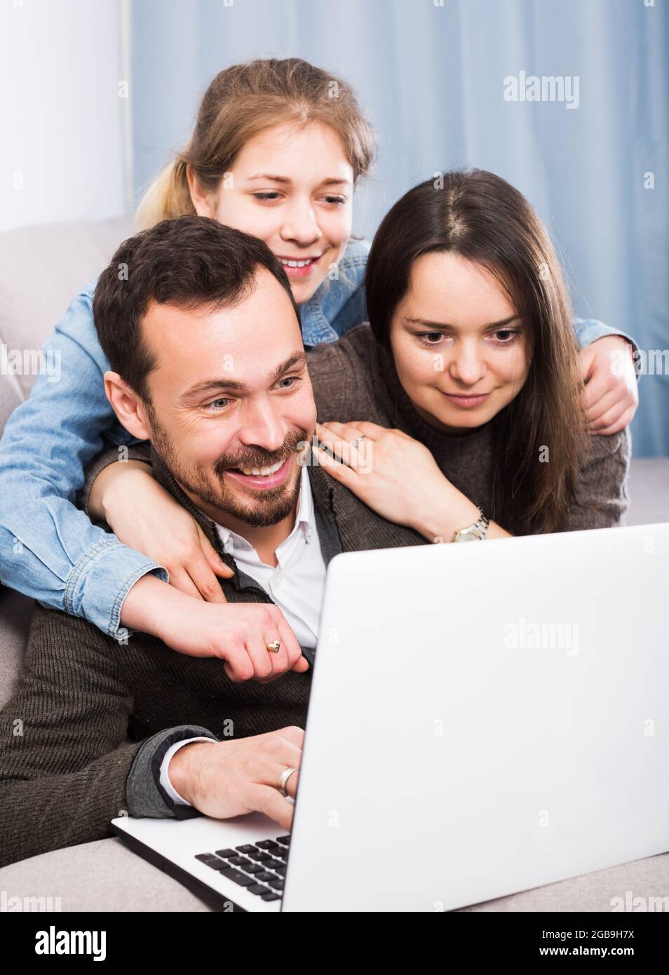 Familie, die das Hotel online auf dem Laptop bucht Stockfoto