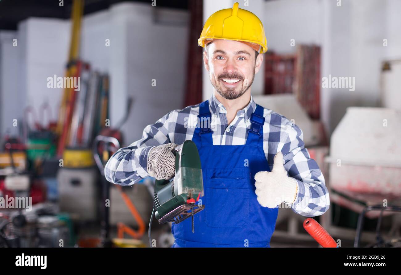 Professionelle Arbeiter verwendet Power-Stichsäge für Bauarbeiten Stockfoto