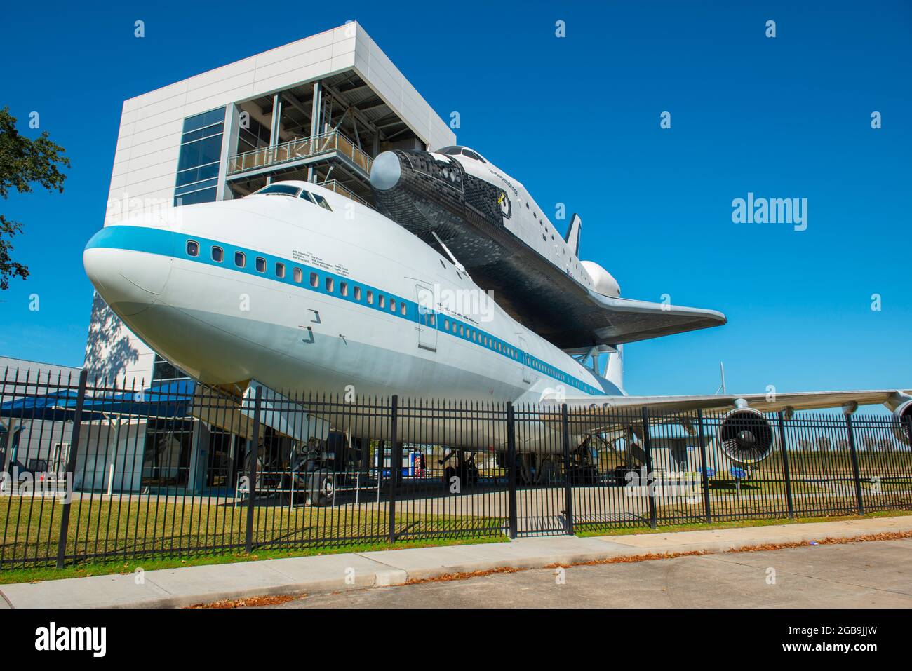 Space Shuttle montiert auf einem Boeing 747 Shuttle Carrier Flugzeug auf der Independence Plaza im Johnson Space Center in der Stadt Houston, Texas TX, USA. Stockfoto