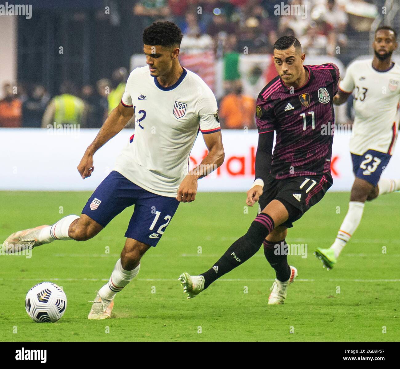 August 01 2021 Las Vegas, NV USA USA (12) Miles Robinson löst sich vom mexikanischen Verteidiger (11) Rogelio Funes Mori während des CONCACAF Gold Cup USA gegen Mexiko. Die USA gewannen in der Extrazeit 1-0 im Allegiant Stadium Las Vegas NV Thurman James/CSM Stockfoto