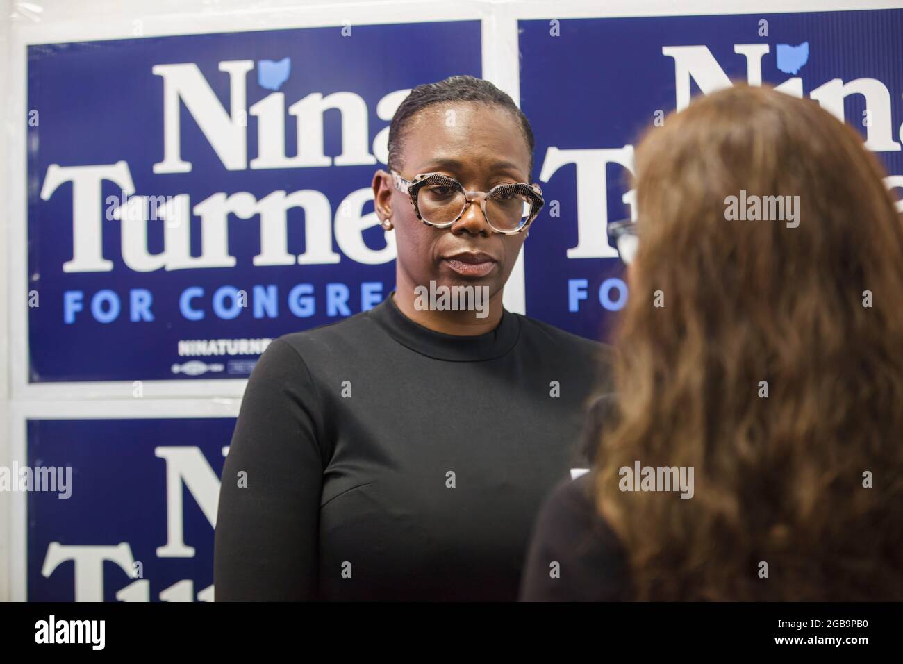 Nina Turner spricht mit einer Presse in Akron.Nina Turner ist eine progressive demokratische Kandidatin für den 11. Kongressbezirk von Ohio. Turner hackt gegen einen anderen demokratischen Kandidaten, Shontel Brown, der ein Vertreter eines traditionelleren demokratischen Kandidaten ist. Turner wurde von Alexandria Ocasio-Cortez, Bernie Sanders, Cornel West und anderen bekannten Progressiven unterstützt, weil viele glauben, dass Turner der Demokratischen Partei in Amerika ein neues, progressiveres Gesicht geben könnte. (Foto von Stephen Zenner/SOPA Images/Sipa USA) Stockfoto