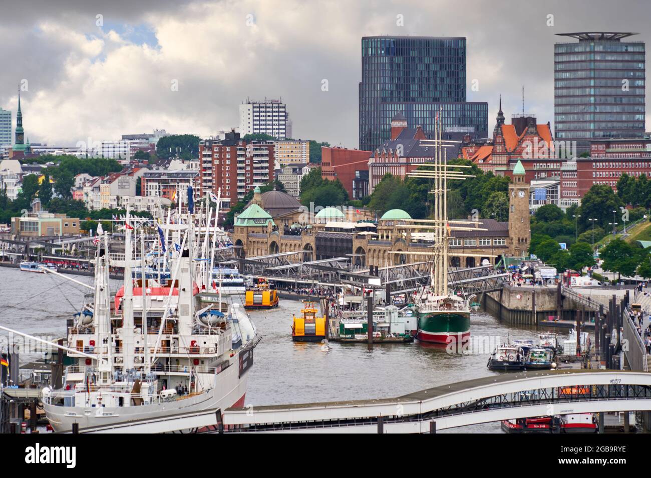 Hamburg, 22. Juli 2021: Luftaufnahme über den Touristenhafen mit Anlegestellen und hanseatischer Skyline im Hintergrund Stockfoto