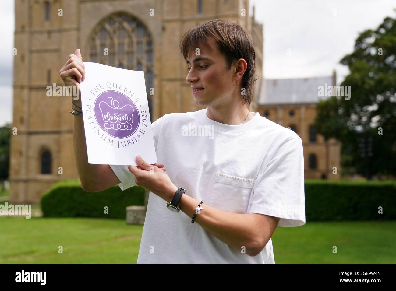 Edward Roberts auf dem Gelände des Southwell Minster in Nottinghamshire mit seinem Siegerentwurf für den Queen's Platinum Jubilee Emblem Competition. Im Jahr 2022 wird Königin Elizabeth II. Die erste britische Monarchin sein, die am 6. Februar 1952 ein Platin-Jubiläum feiert - siebzig Jahre Dienstzeit - und den Thron bestiegen hat. Bilddatum: Montag, 2. August 2021. Stockfoto