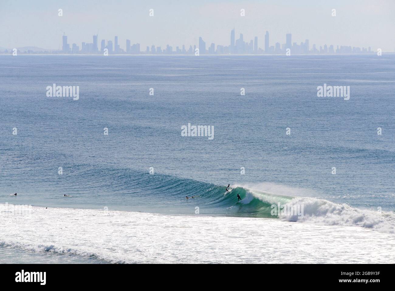 Menschen surfen in Kirra, Gold Coast, Australien Stockfoto